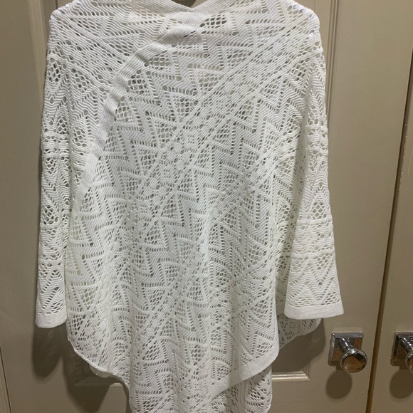 NWT Britt’s Knits 100% Acrylic Woven Poncho One Size - Picture 5 of 6